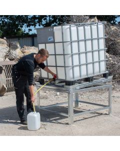 Der IBC-Restentleerer mit Grundgestell erlaubt das Arbeiten in ergonomischer Höhe.